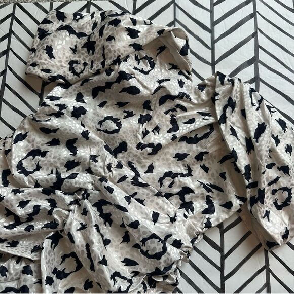 NWT Lulus Size M White and Black Leopard Print Off the Shoulder Bodycon Dress - Picture 1 of 4